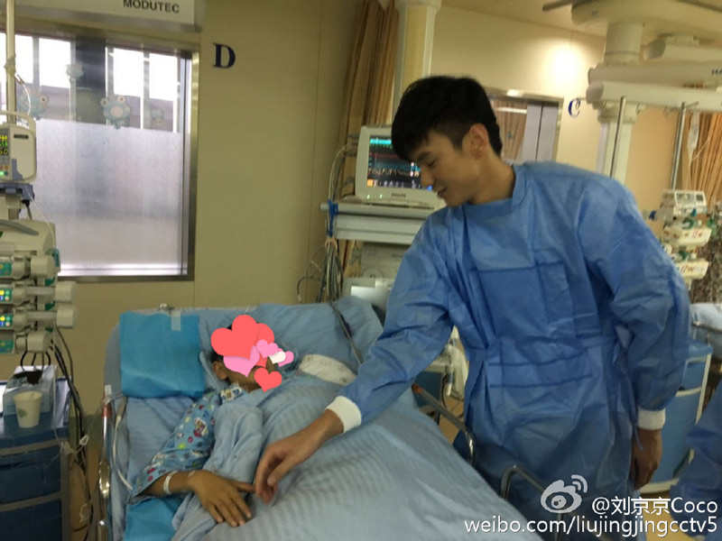 宁泽涛做公益：看望先心病儿童