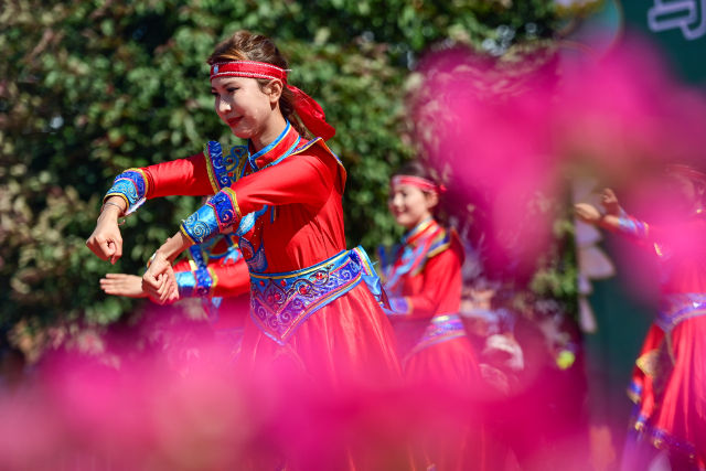 新疆烏蘇：千人共跳民族舞 旱地龍舟迎端午