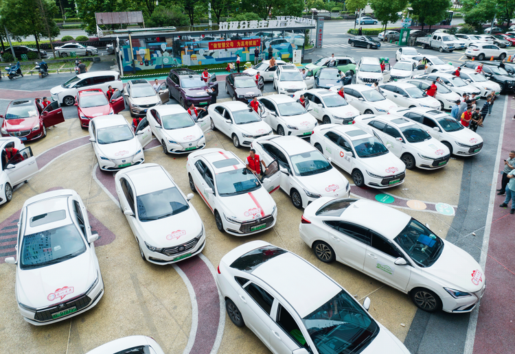 湖南邵阳北塔区：爱心送考再启航 高考考生免费乘车_fororder_4