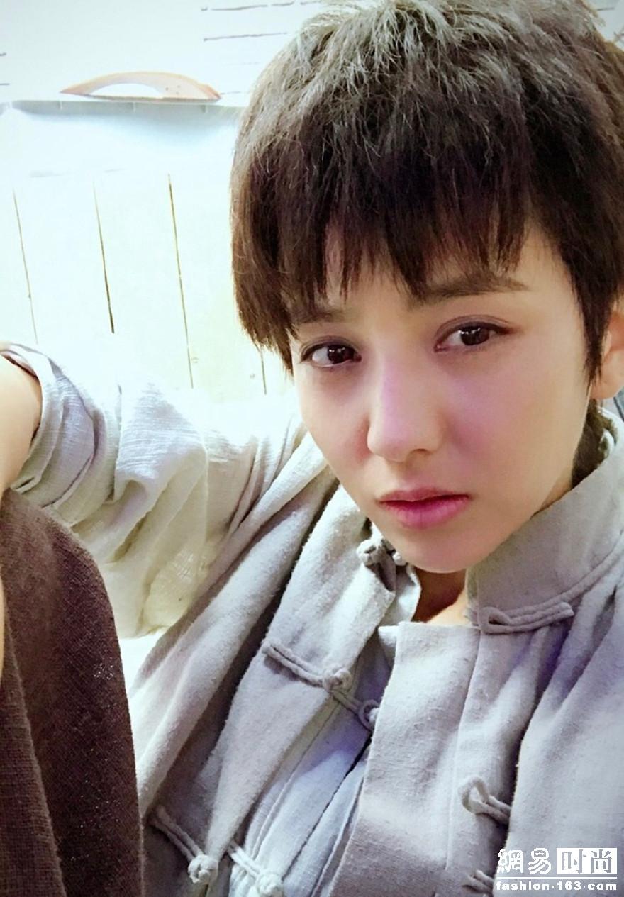 原来这是佟丽娅男装扮相,额前的碎发,微眯的眼睛,撩妹技能满分.