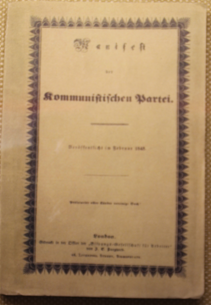1848年2月21日《共产党宣言》德文单行本在伦敦问世,24日正式出版.