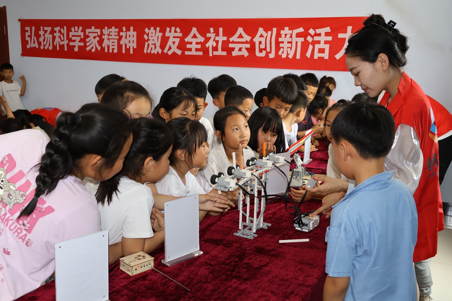 保定市满城区：机器人“炫”舞 有趣有料嗨翻天_fororder_图为实验活动 摄影 郝亚宾