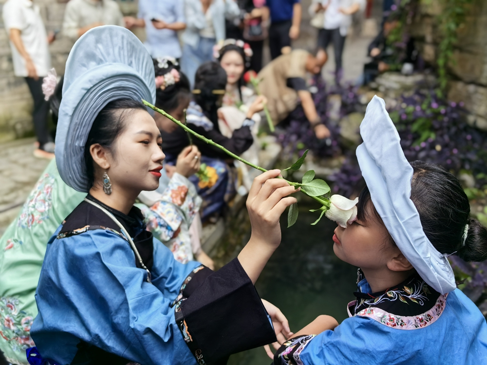 鲜花洗眼 吃美味灰粽 到“中国糯食之乡”贵州贞丰感受特色端午民俗_fororder_微信图片_20240607093149