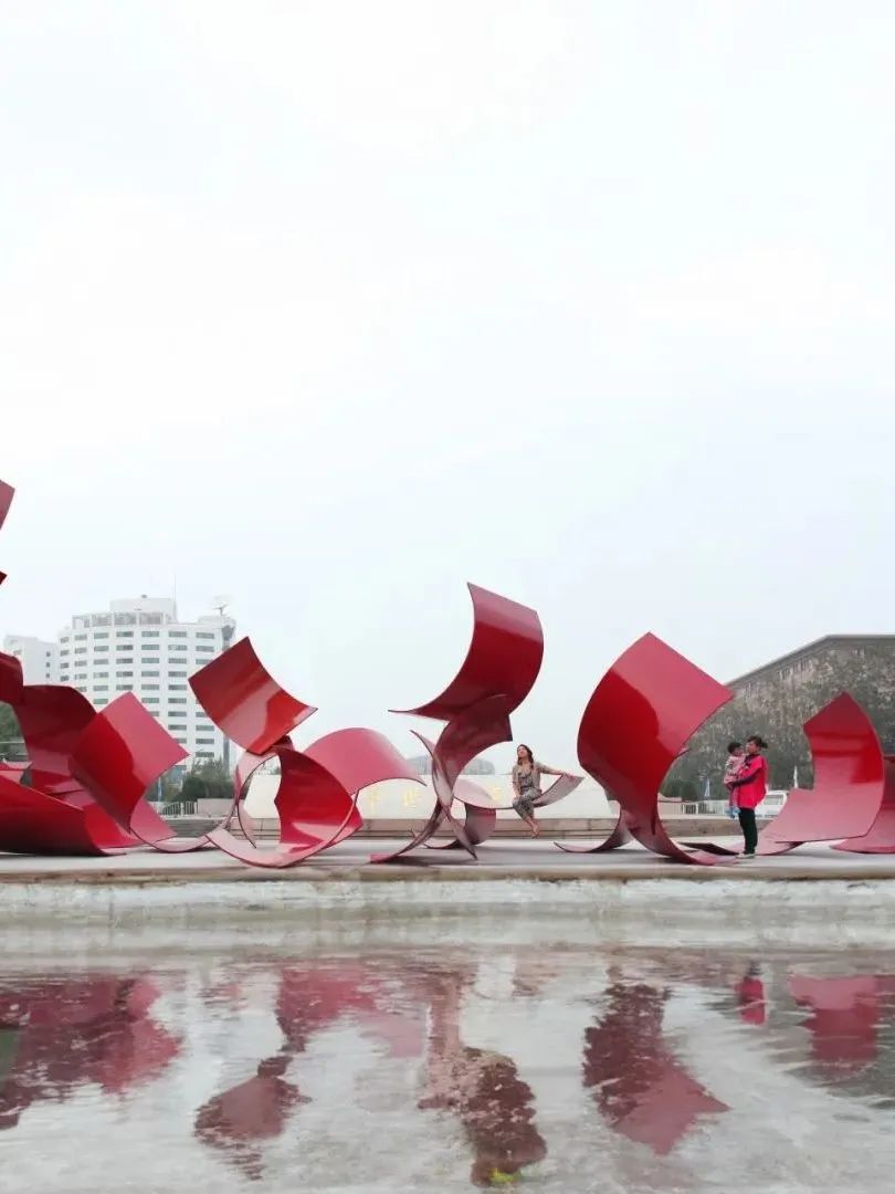 为城市设计家具？ 艺术家用一把椅子带领公共空间“走上花路”