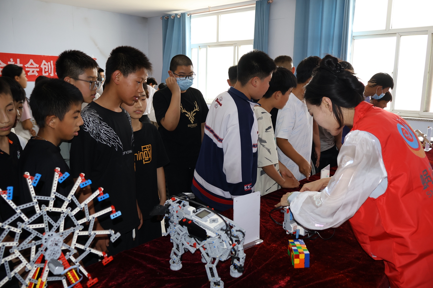 保定市满城区：机器人“炫”舞 有趣有料嗨翻天_fororder_满城区2024年科技活动周现场 摄影 郝亚宾