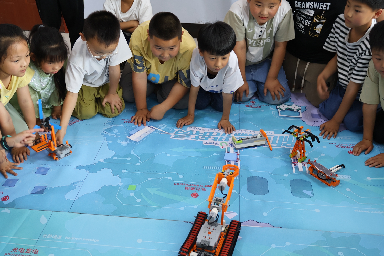 保定市满城区：机器人“炫”舞 有趣有料嗨翻天_fororder_人工智能体验环节 摄影 郝亚宾