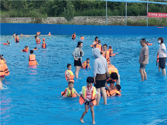 三门峡市湖滨区广电龙泉乐园开园仪式暨夏季村晚鹿之源歌手争霸赛成功举办_fororder_游客在龙泉乐园戏水 摄影 李宏远