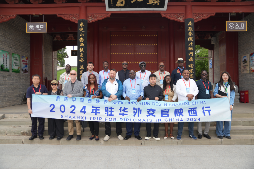 Diplomats from 16 Countries Visit Yulin, Exploring the 'First Tower of the Great Wall'_fororder_图片 1