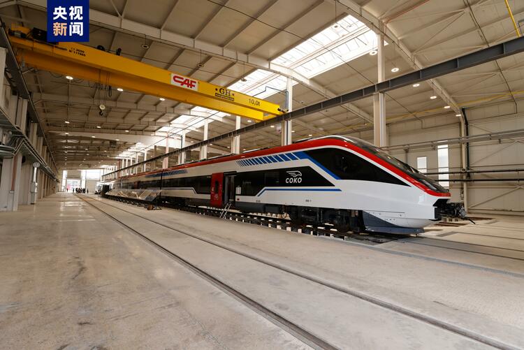 首次进入欧洲！中国研制的匈塞铁路高速动车组在塞尔维亚亮相