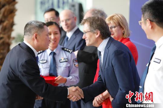 上海出入境聚英计划实施 诺奖得主费林加等7名外籍人士获中国绿卡