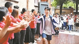广东2024年高考昨日顺利开考 70余万名考生开启人生新篇章