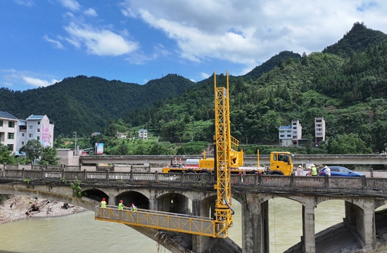 貴州鎮遠開展橋梁“體檢” 護航群眾安全出行_fororder_7月6日 (3)(1)