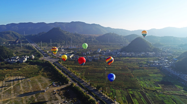 中国热气球表演赛暨飞行体验活动落下帷幕