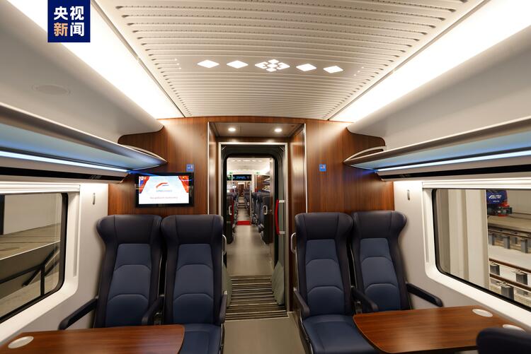 首次进入欧洲！中国研制的匈塞铁路高速动车组在塞尔维亚亮相