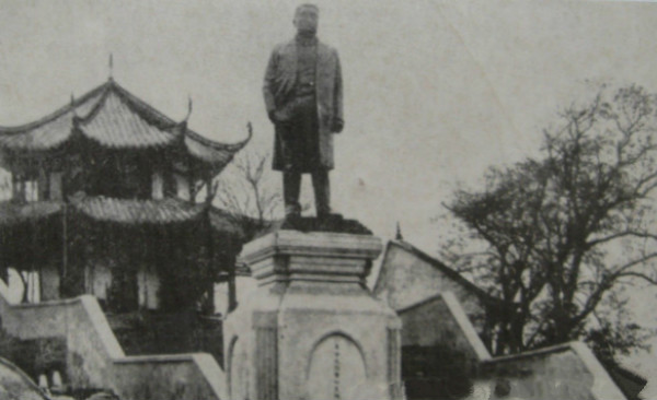 民国时期黄兴铜像照
