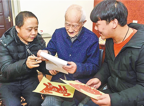 宋美倩摄   96岁的河北沧州市离休教师方桂馥,现在一家养老院很幸福地