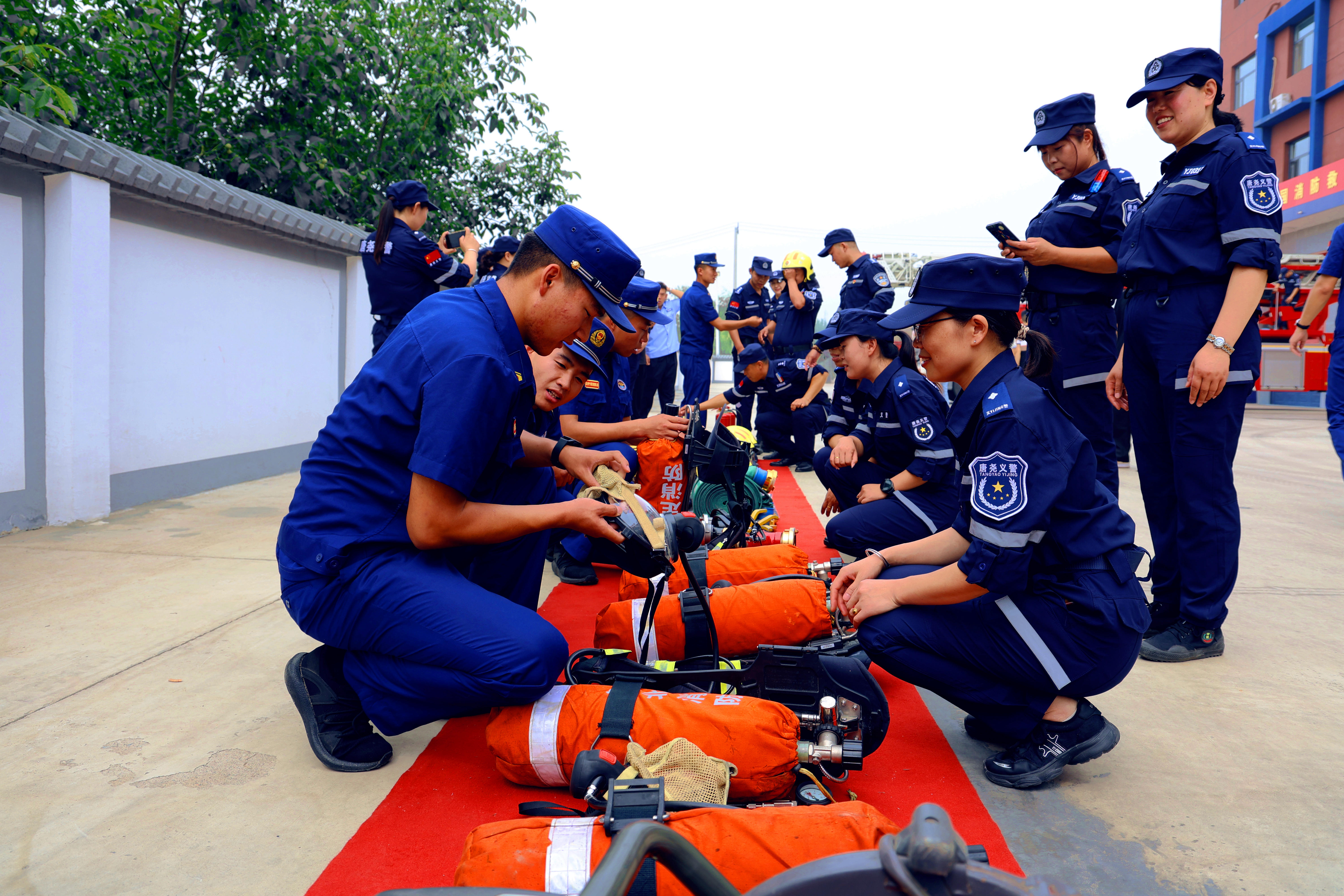 河北唐县：青春聚力 团团共建_fororder_消防宣讲员向唐尧义警展示消防设备