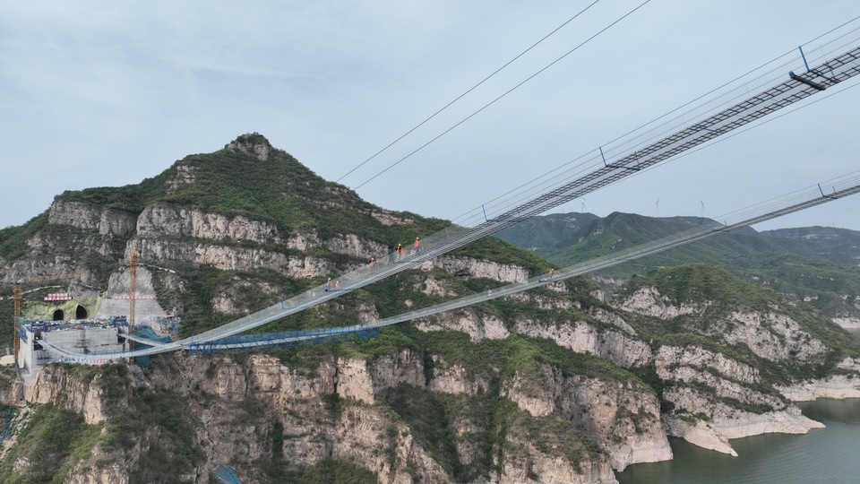 济源：世界首座地锚式回转缆悬索桥锚碇浇筑完成