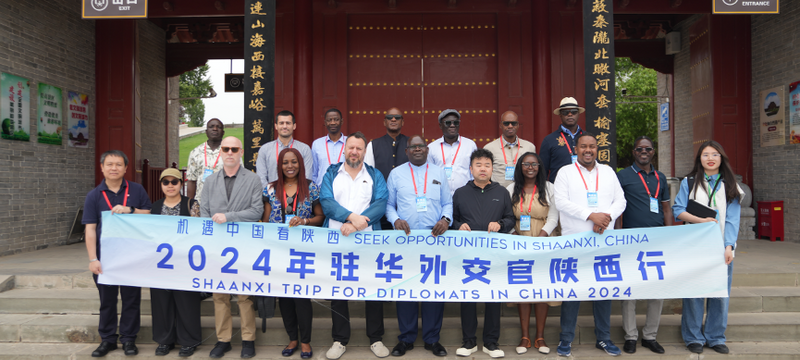 Diplomats from 16 Countries Visit Yulin, Exploring the 'First Tower of the Great Wall'