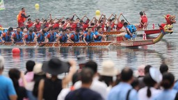 湖南资兴市举行东江湖龙舟大赛