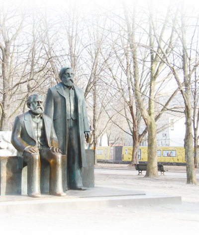 位于德国柏林亚历山大广场一隅树丛内的马克思与恩格斯雕像