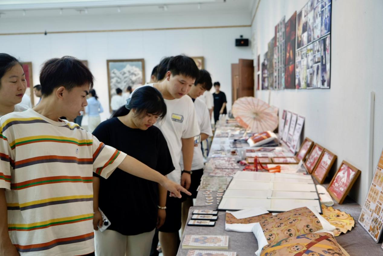 南昌工学院组织师生参观第四届江西高校大学生红色文化论坛作品展_fororder_图片1