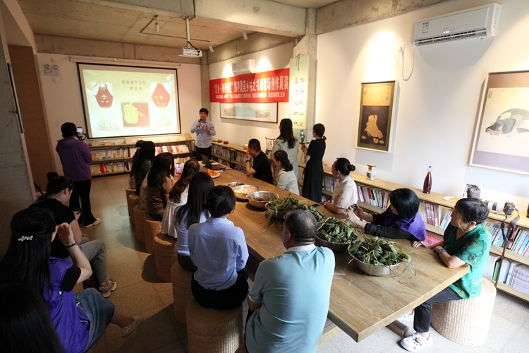 保定市满城区举行端午文化雅集活动_fororder_活动现场工作人员介绍端午节的来历和传统习俗 摄影 田素然