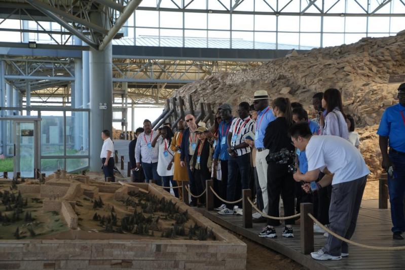 Diplomats from 16 Countries Explore the Origin of Chinese Civilization and Experience History at Shimao Ruins_fororder_图片3