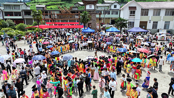 在每年农历五月初五,是筠连县和云南省昭通市彝良县的柳溪苗族乡,洛旺