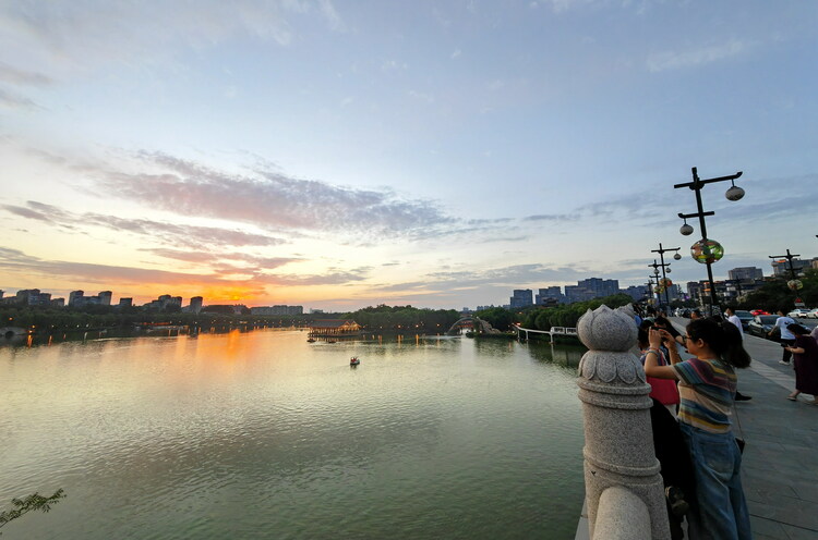 曲江池晚霞映照 水天一色美轮美奂