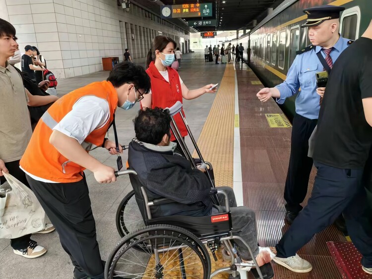 深圳龙华街道打造“归程有爱”项目 温暖救助照亮困境人员回家路_fororder_202