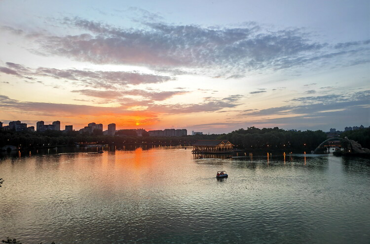 曲江池晚霞映照 水天一色美轮美奂