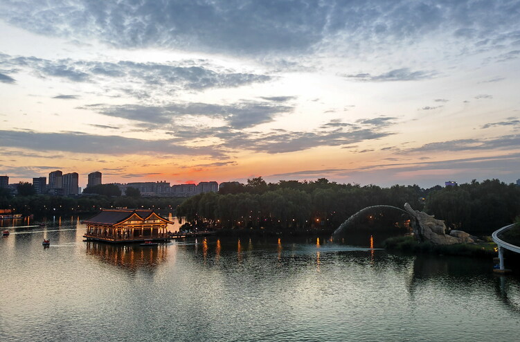 曲江池晚霞映照 水天一色美轮美奂