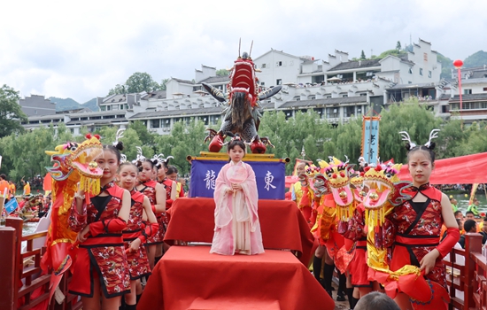 现场开展的文艺演出 供图 镇远县委宣传部活动期间,镇远县还举办了