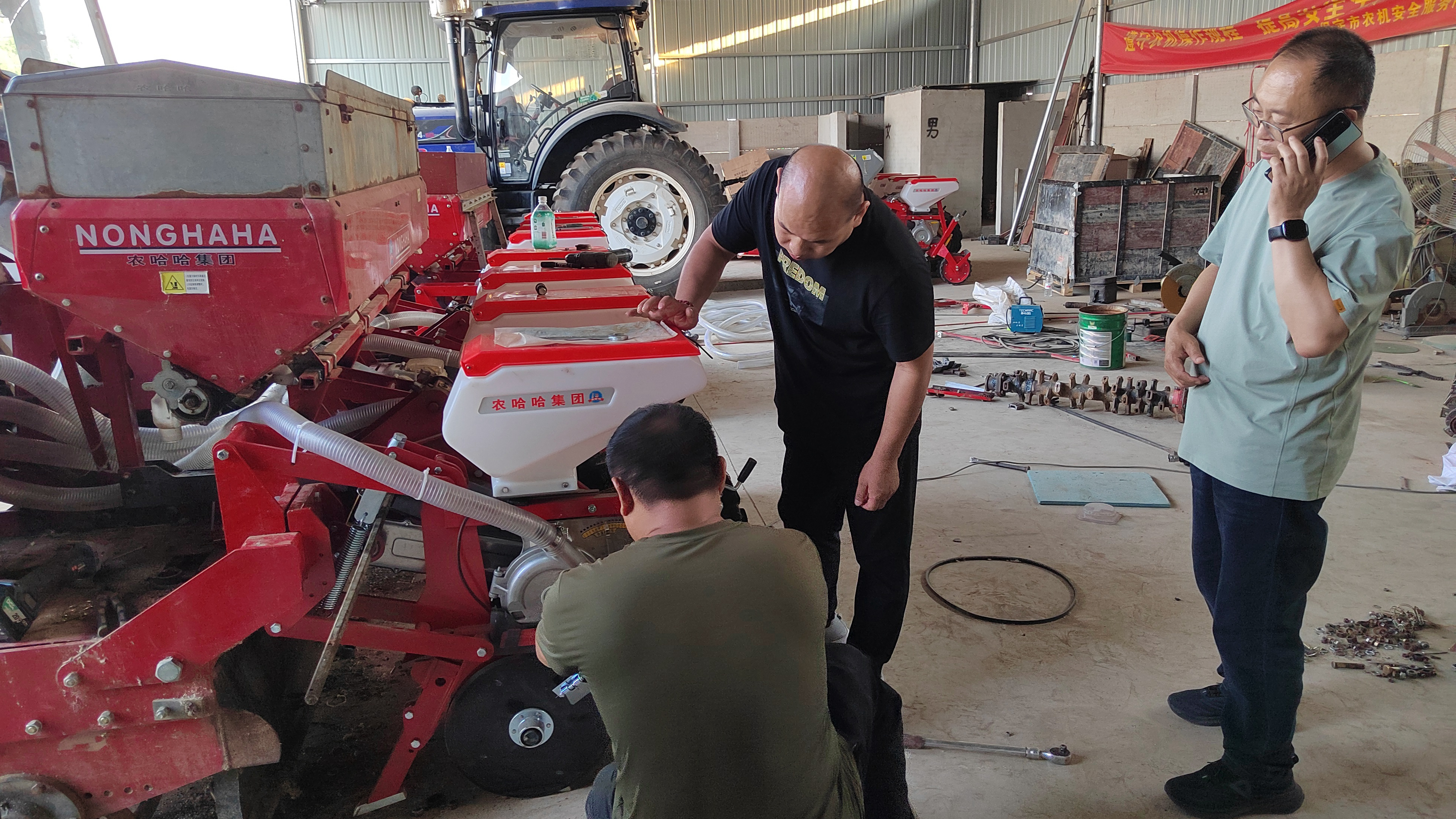 河北唐县：聚焦农机安全 护航“三夏”生产_fororder_工作人员下乡指导农机检修 (2)