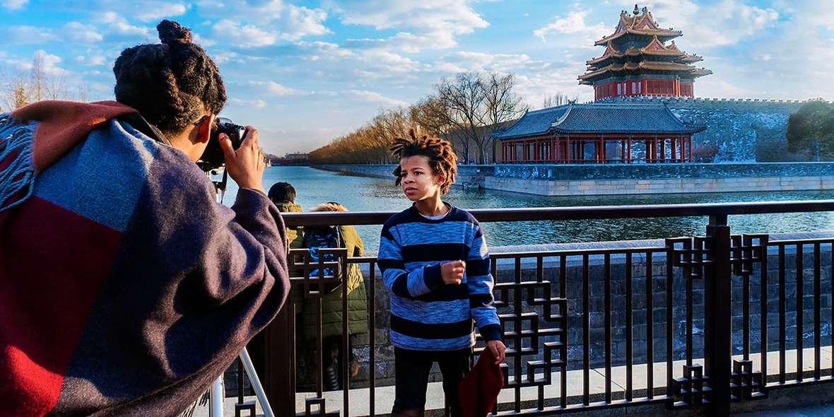 Posing for a photo with the watchtower of the Palace Museum Wins the 2nd Prize of the 2017 I Heart Beijing World Photography Contest_fororder_CqgNOlrkOXiAeW4yAAAAAAAAAAA914.1200x600.1180x590