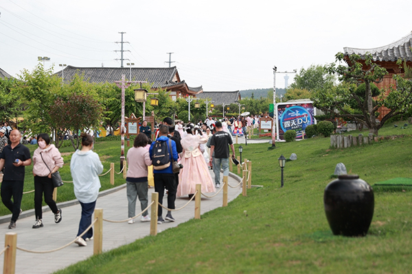 中國朝鮮族民俗園內遊客如織 攝影 李軍廣_fororder_圖片12