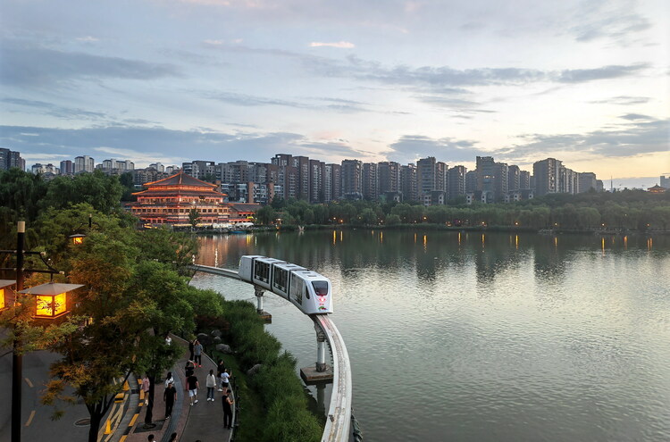 曲江池晚霞映照 水天一色美轮美奂