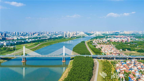  Wuhan, Hubei Province: The water along the Hanjiang River is clean and the banks are green