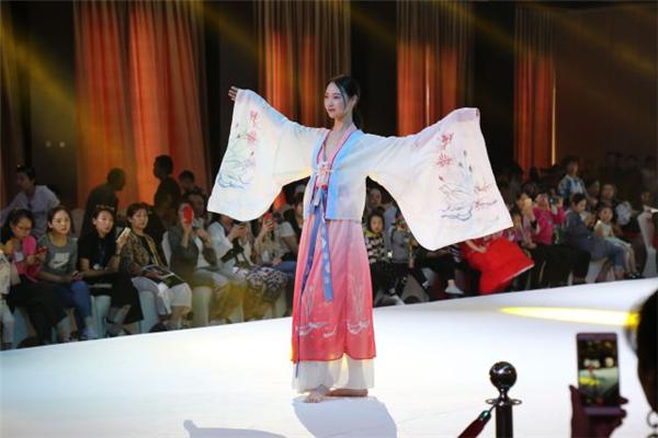 CCTV-7重磅来袭！300位萌宝燃爆华中小镇！