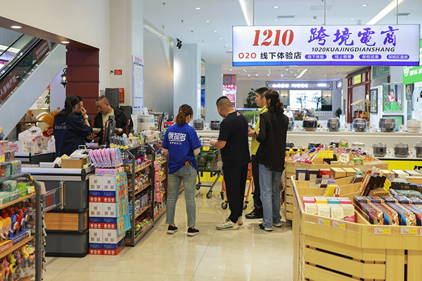 遊客在人參交易中心的跨境電商實體店購物 攝影 李延來_fororder_圖片15