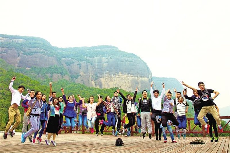 丹霞绝艳独傲世 千古奇观宛如画