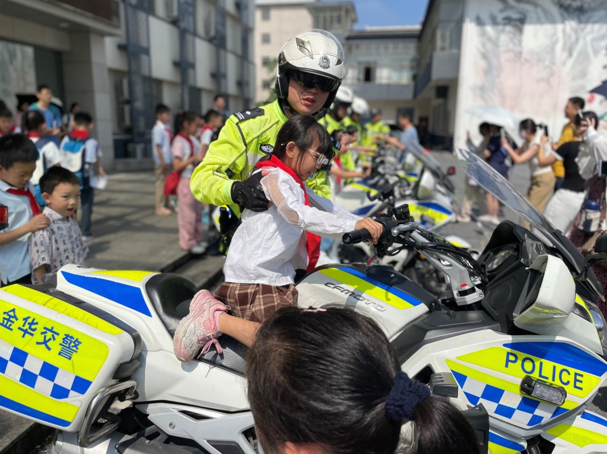 小学生体验警营风采 金华市公安局交警支队直属三大队江北中队举行警营开放日活动_fororder_微信截图_20240616092208