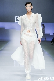 奏响时尚“新乐章”！白鹿语三度亮相中国国际时装周！