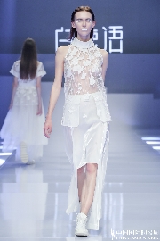 奏响时尚“新乐章”！白鹿语三度亮相中国国际时装周！