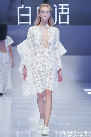 奏响时尚“新乐章”！白鹿语三度亮相中国国际时装周！