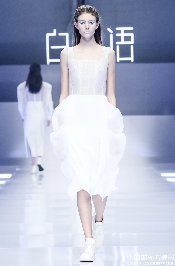 奏响时尚“新乐章”！白鹿语三度亮相中国国际时装周！