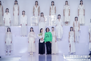 奏响时尚“新乐章”！白鹿语三度亮相中国国际时装周！