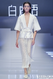 奏响时尚“新乐章”！白鹿语三度亮相中国国际时装周！