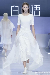 奏响时尚“新乐章”！白鹿语三度亮相中国国际时装周！